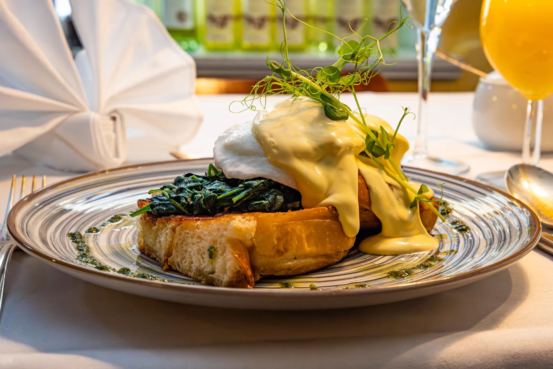 Eggs Benedict with baby spinach and hollandaise on brioche at Café Nüsslein Erfurt