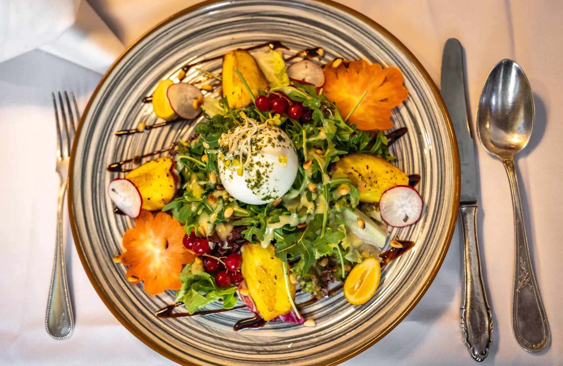 Colourful salad plate with burrata, berries and roasted vegetables at Restaurant Nüsslein Erfurt