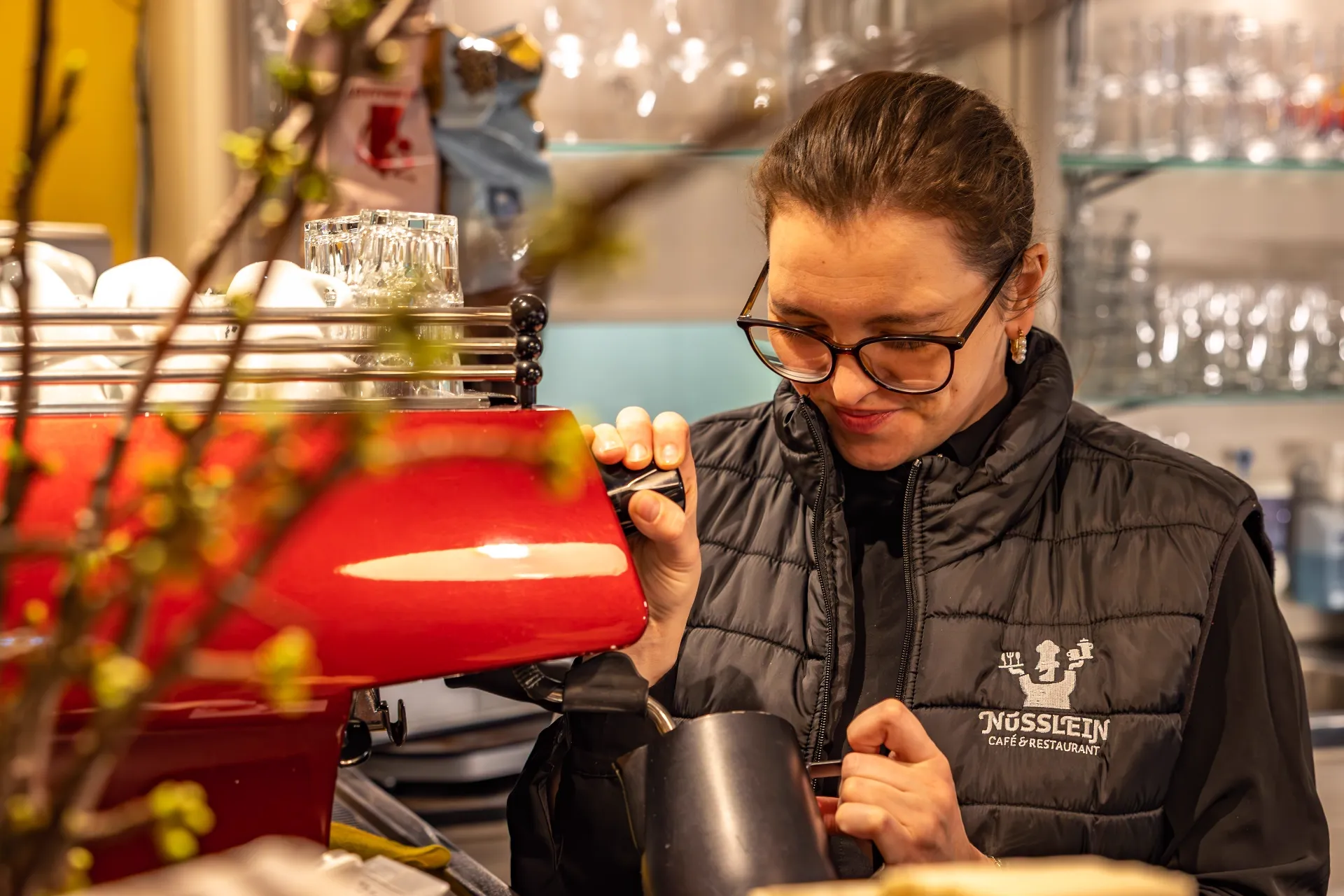 Barista preparing coffee on the espresso machine at Café Nüsslein Erfurt